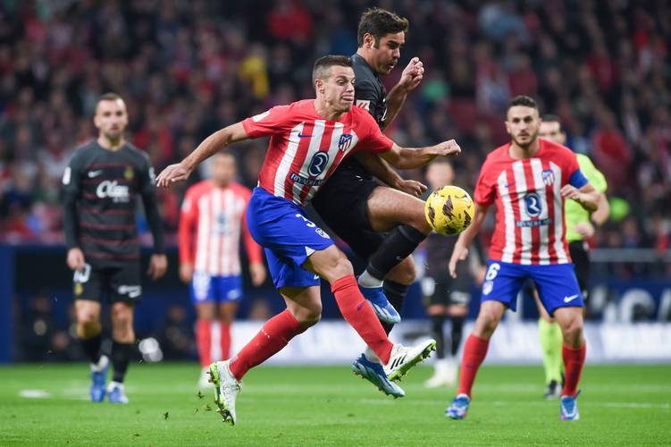 托特纳姆热刺被告知，他们“最大的错误”可以通过一月份引进明星中场球员来解决。（热刺被指只需在一月引进明星中场，便可弥补其“最大失误”）