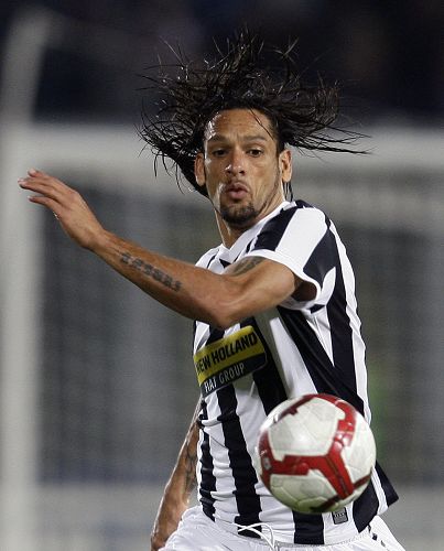 梅西职业生涯获得13座联赛冠军：西甲10冠、法甲2冠、美职联1冠（梅西生涯联赛冠军达13座：西甲10冠、法甲2冠、美职联1冠）