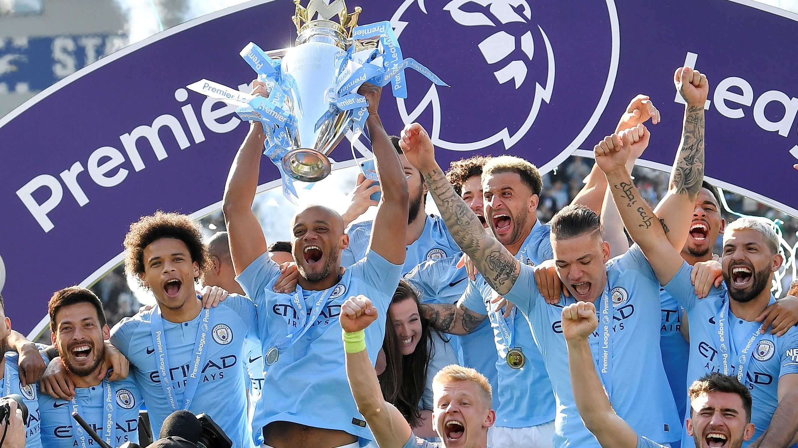 咪咕前方！@胡金秋21 手持冠军鼎登场，@浙江广厦篮球俱乐部 新赛季出征仪式（直击@浙江广厦篮球俱乐部新赛季出征仪式：@胡金秋21 手捧冠军鼎亮相）