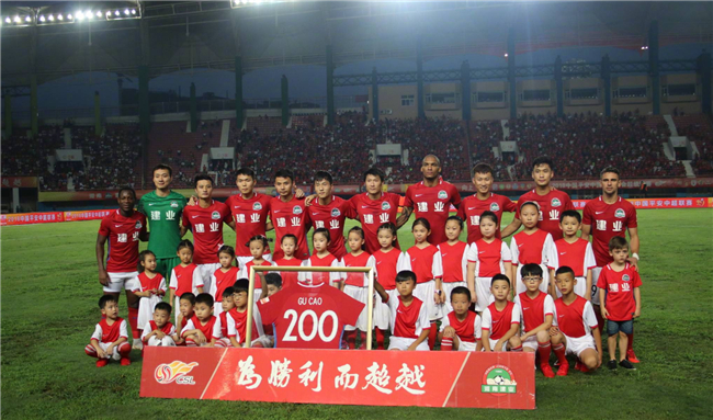 利物浦vs毕包第20分钟比赛暂停，全场球员、观众鼓掌致敬若塔（利物浦战毕尔巴鄂第20分钟暂停，全场球员与球迷鼓掌致敬若塔）