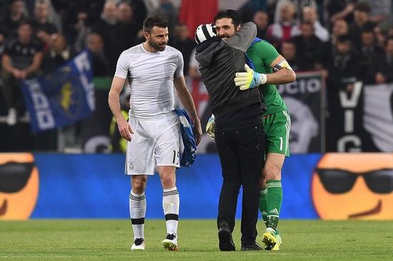 澳超半场：皮埃利亚斯染红，十人阿德莱德联暂2-1墨尔本城（澳超半场战报：皮埃利亚斯被罚下，少一人的阿德莱德联暂2-1领先墨尔本城）