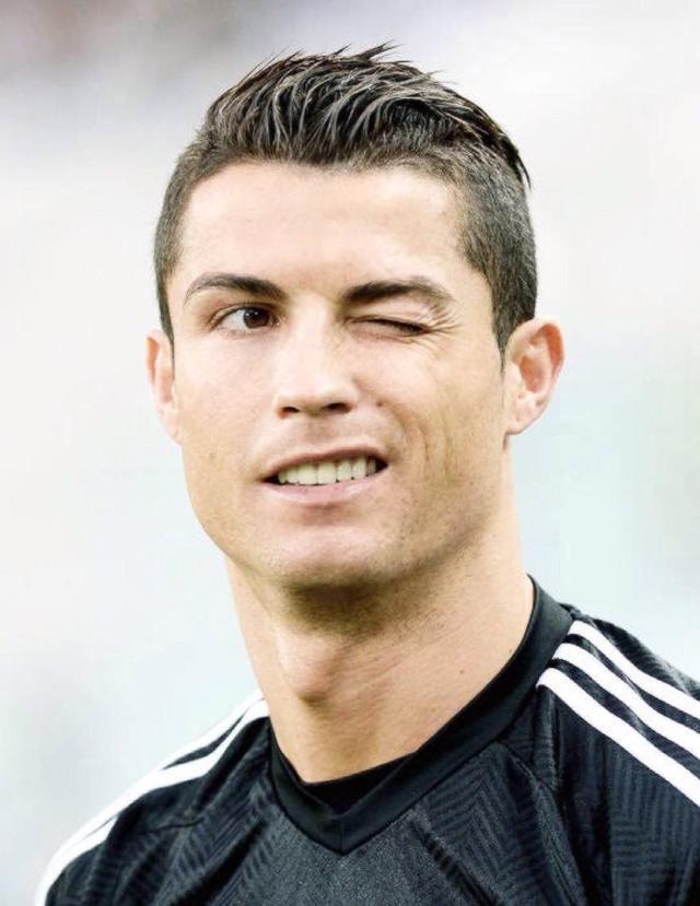 致敬蓝军传奇，库库雷利亚度假时身穿德罗巴球衣（库库雷利亚度假穿德罗巴战袍，向蓝军传奇致敬）