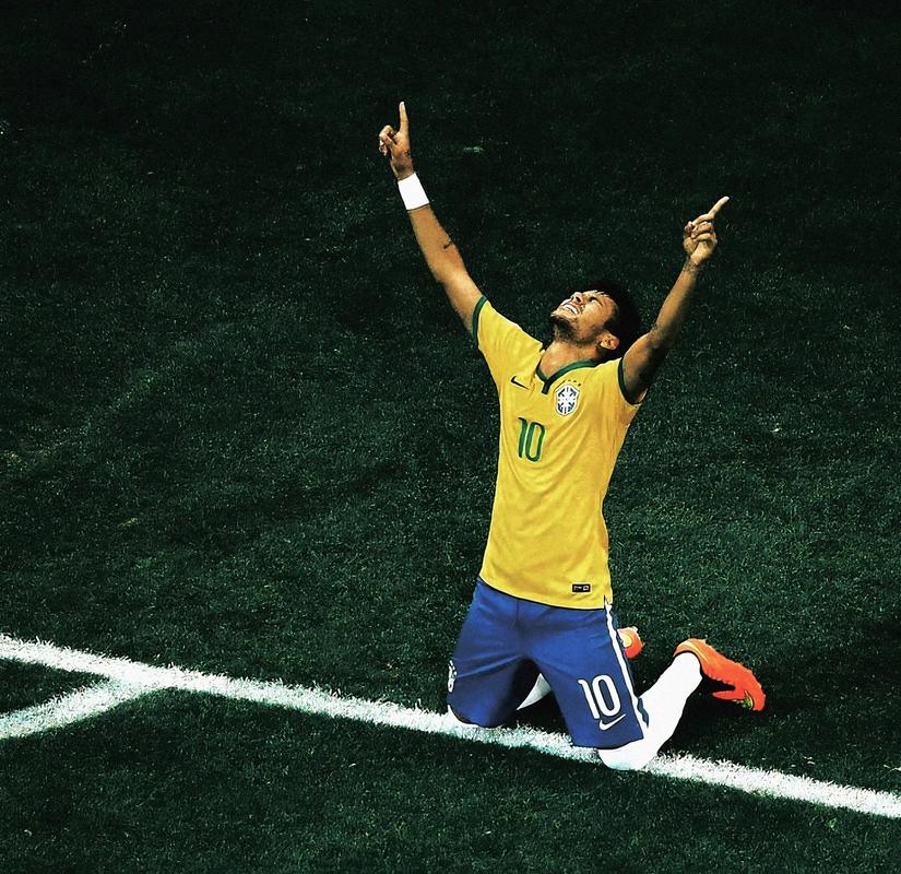 格雷米奥扳平后，主帅梅内塞斯与球迷发生口角并向其竖中指（格雷米奥追平后，主帅梅内塞斯与球迷争执并比中指）